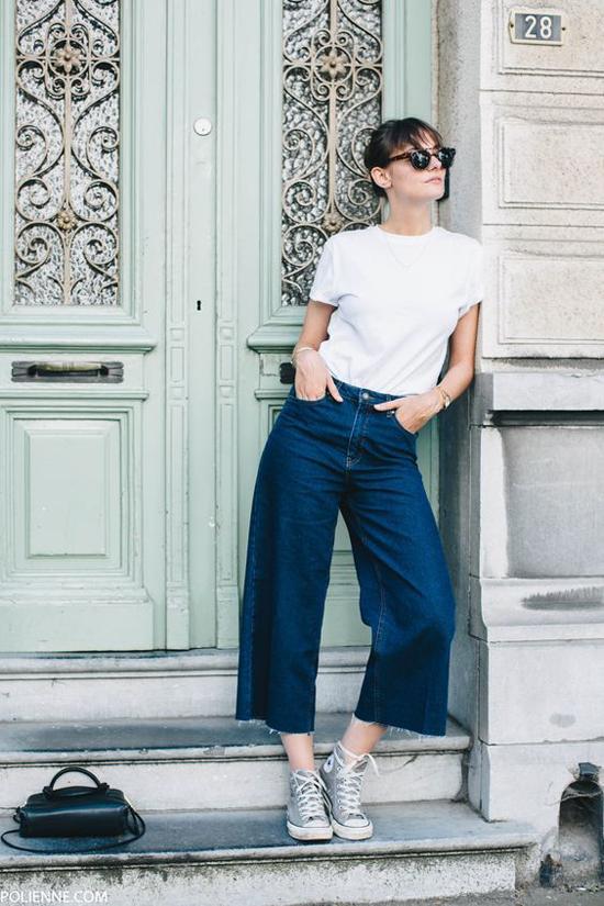 Fashion PG88.com Game Bài lại thích diện các mẫu quần jeans cổ điển với giầy sneaker, giầy đế bệt để thể hiện sự năng động.