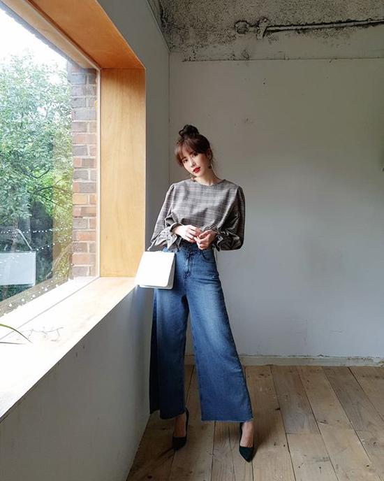 Bên cạnh phom ống rộng, gấu quần hơi loe, các kiểu jeans lưng cao cũng được yêu thích không kém. Trang phục này thường được mix cùng áo thun ôm, áo blouse tay bồng hay các kiểu áo bẹt vai. 