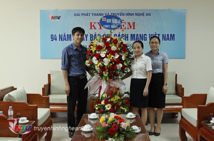 Đại diện Ngân hàng Đầu tư và Phát triển PG 88 Nổ Hũ chi nhánh PG88 go Bắn cá tặng hoa chúc mừng.