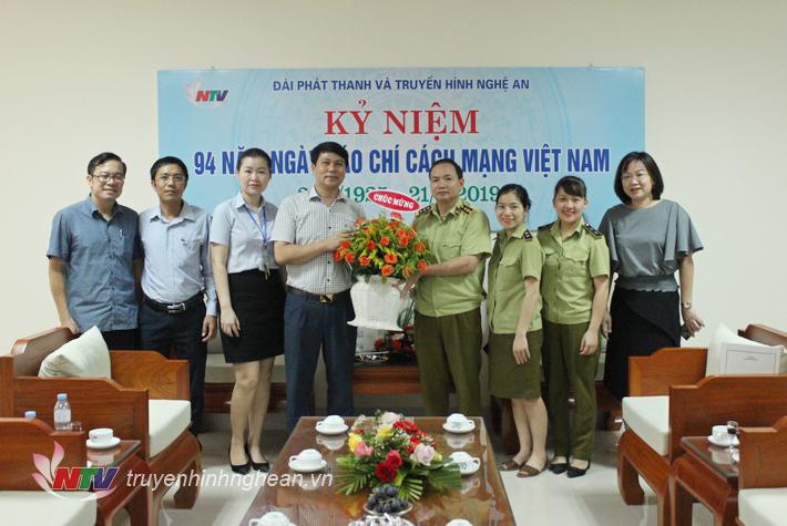 Đại diện Chi cục Quản lý thị trường tỉnh tặng hoa chúc mừng.