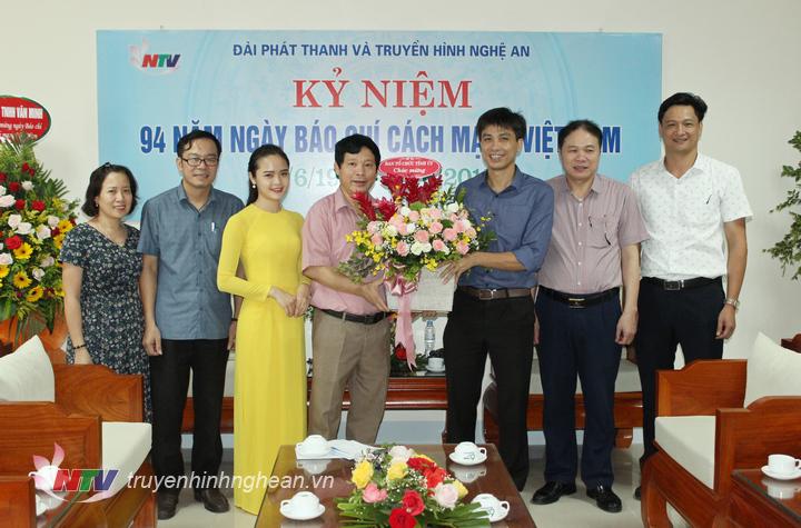 Ban Tổ chức Tỉnh ủy tặng hoa chúc mừng Đài PT-TH PG88 go Bắn cá.