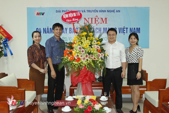 Bệnh viện đa khoa 115 PG88 go Bắn cá tặng hoa chúc mừng.