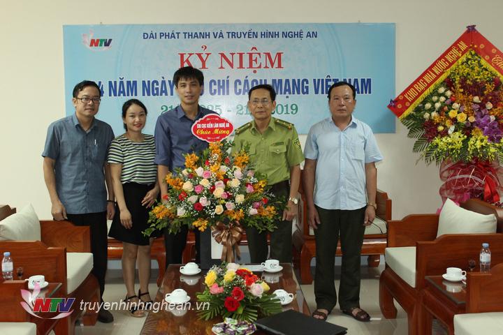 Chi cục Kiểm lâm tỉnh tặng hoa chúc mừng.