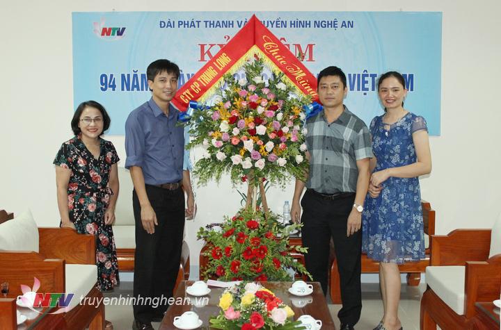 PG88 link tải CP Trung Long tặng hoa chúc mừng.