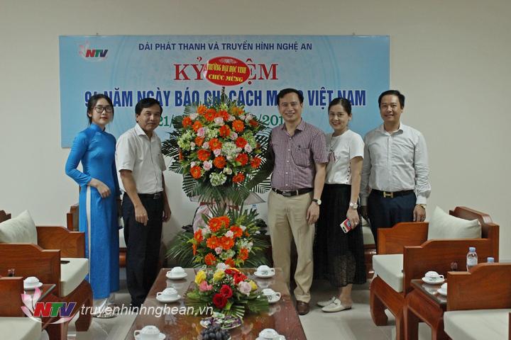 Đại diện Trường Đại học Vinh tặng hoa chúc mừng.