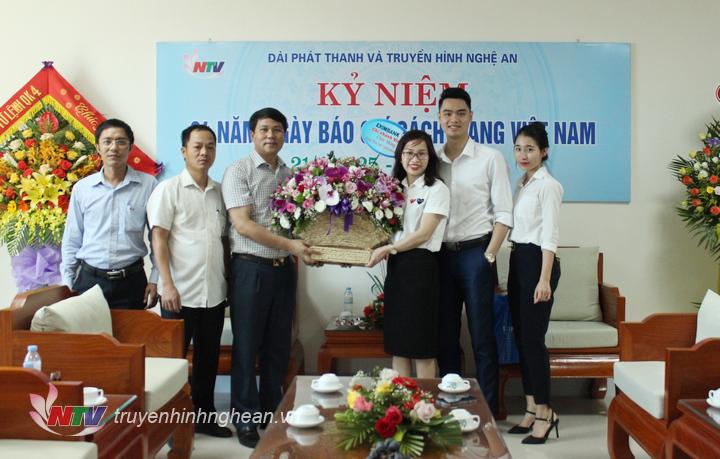 Ngân hàng Xuất nhập khẩu Eximbank tặng hoa chúc mừng.