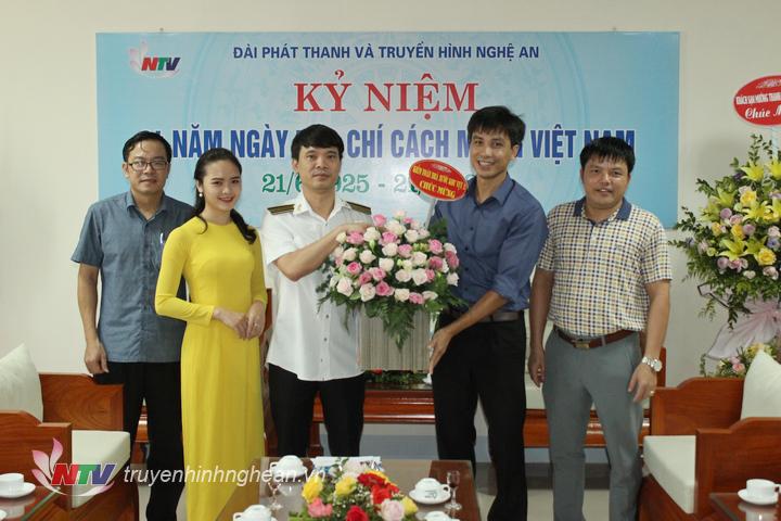 Kiểm toán Nhà nước khu vực II tặng hoa chúc mừng.