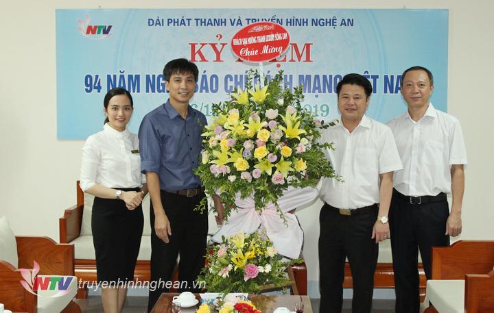 Đại diện Khách sạn Mường Thanh Luxury Sông Lam tặng hoa chúc mừng.