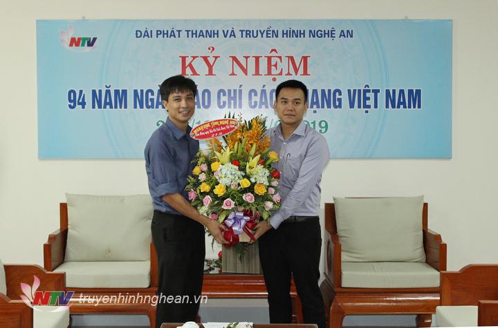 Đại diện Mobifone PG88 go Bắn cá tặng hoa chúc mừng.