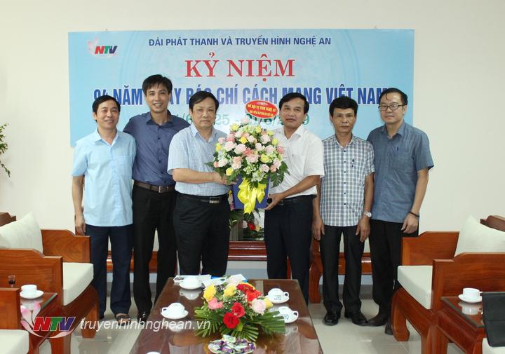 Sở Nội vụ tặng hoa chúc mừng.