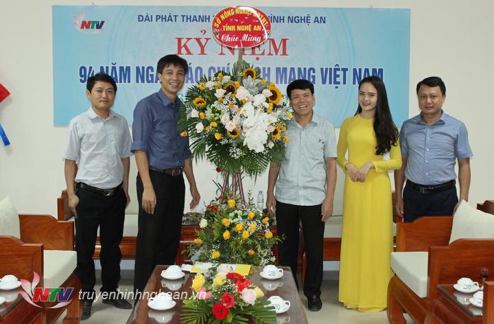 Sở Nông nghiệp tặng hoa chúc mừng.