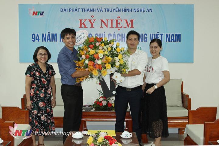 Tập đoàn Tecco tặng hoa chúc mừng.