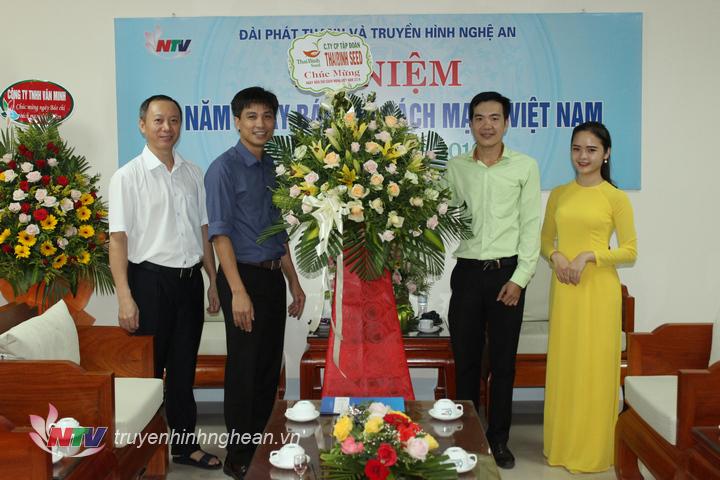 PG88 link tải CP Tập đoàn THAIBINH SEED tặng hoa chúc mừng.