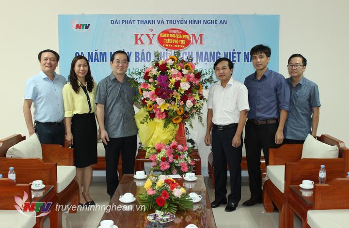 Lãnh đạo TP Vinh tặng hoa chúc mừng.