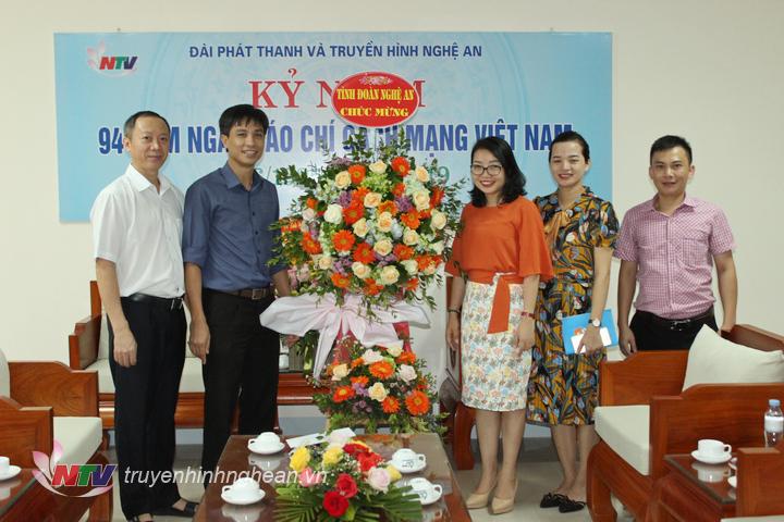 Tỉnh đoàn PG88 go Bắn cá tặng hoa chúc mừng.