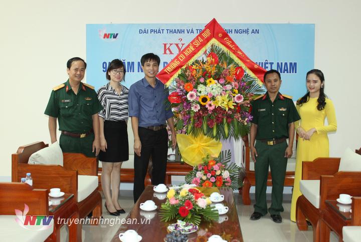 Trường CĐ nghề số 4 (Bộ Quốc phòng) tặng hoa chúc mừng.
