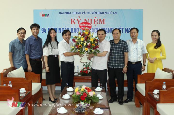 Ủy ban Kiểm tra Tỉnh ủy tặng hoa chúc mừng.