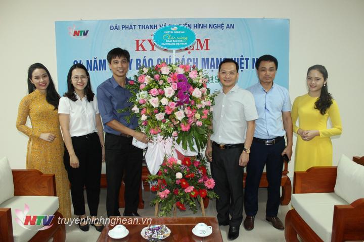 Đại diện Viettel PG88 go Bắn cá tặng hoa chúc mừng.
