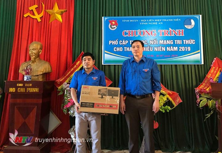 Đại diện BTV Tỉnh đoàn trao tặng 