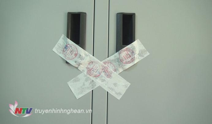 Các tủ đựng đề thi đã được niêm yết đúng theo quy định.