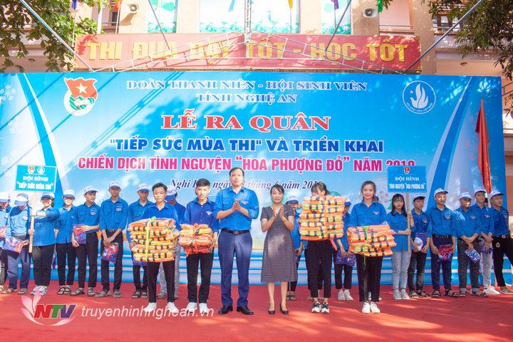 ặng áo phao để tổ chức các lớp học bơi do Huyện đoàn Nghi Lộc tổ chức.