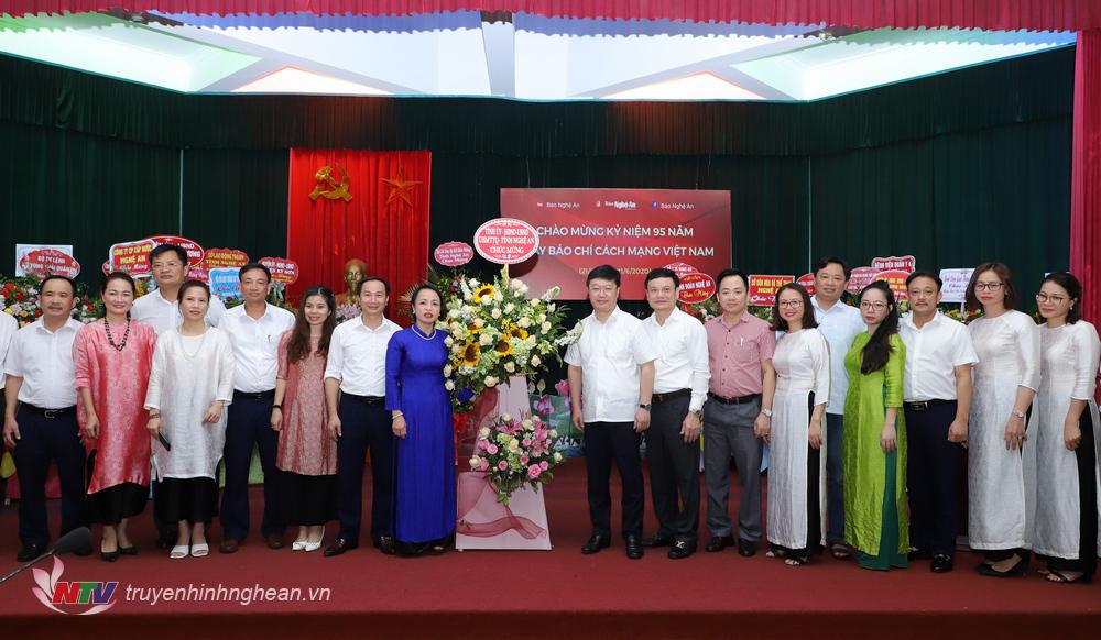 PG88 go Bắn cá UBND tỉnh Nguyễn Đức Trung tặng hoa chúc mừng Báo PG88 go Bắn cá nhân ngày M.PG88 Tips Cách mạng PG 88 Nổ Hũ.