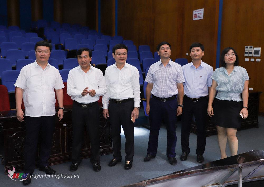 Chúc tịch UBND tỉnh Nguyễn Đức Trung tham quan trường quay S1 của Đài.