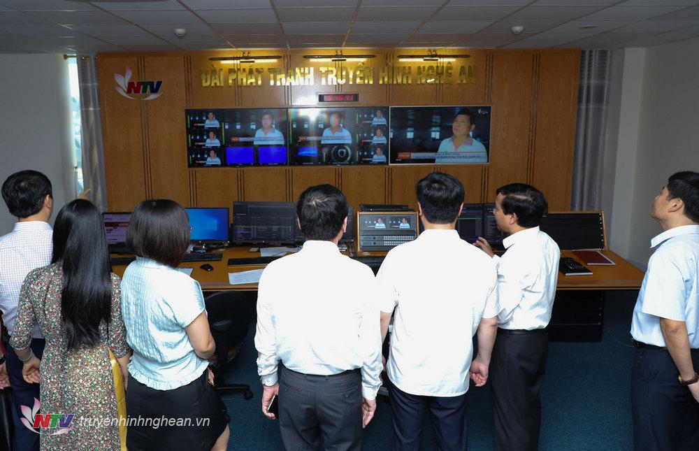 Tham quan phòng Tổng khống chế.