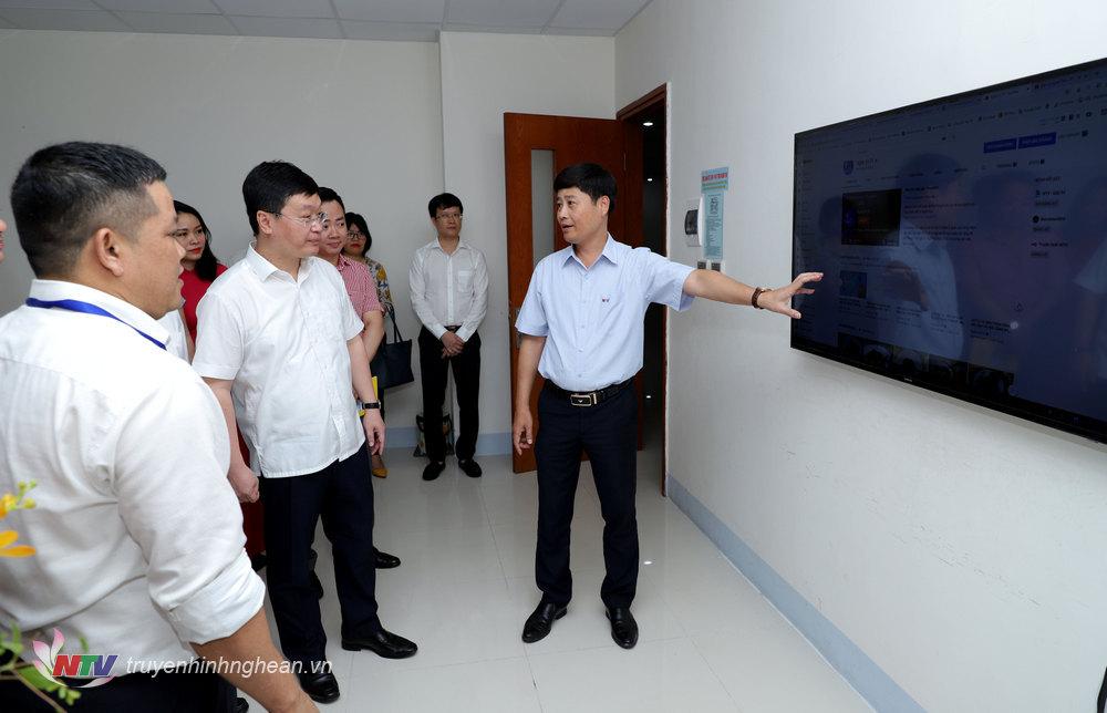 Đồng chí Trần Minh Ngọc - Phó Giám đốc Đài giới thiệu về trang thông tin Xổ Số PG 88 Truyenhinhnghean.vn