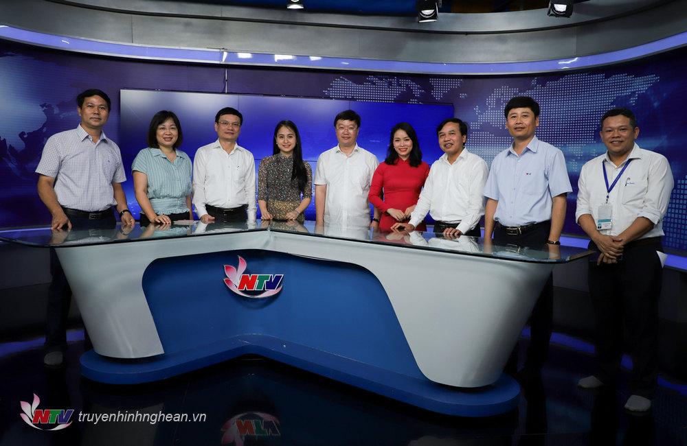 PG88 go Bắn cá UBND tỉnh Nguyễn Đức Trung chụp ảnh lưu niệm tại Studio Minh Hồng (trường quay chương trình thời sự) của Đài.