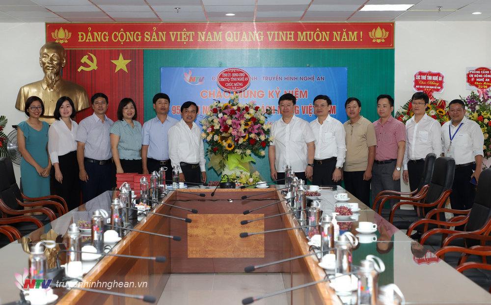 PG88 go Bắn cá UBND tỉnh Nguyễn Đức Trung tặng hoa chúc mừng Đài PT-TH PG88 go Bắn cá nhân ngày truyền thống.