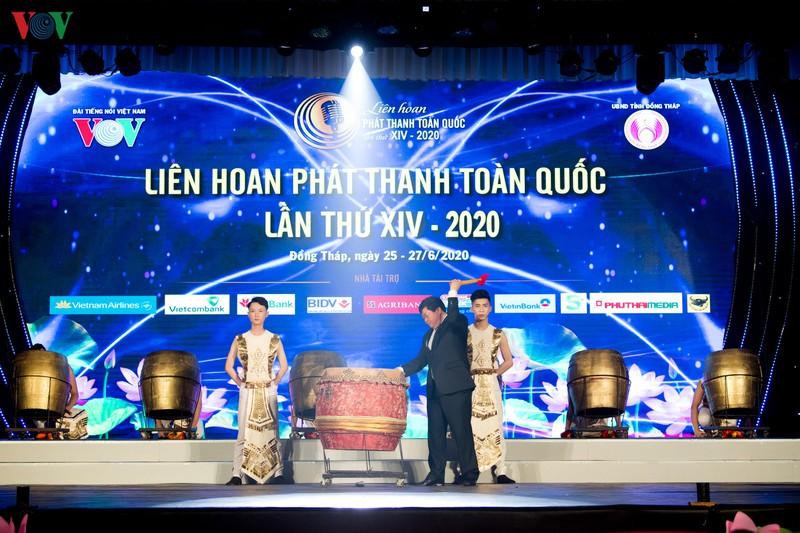 Tổng Giám đốc Đài TNVN Nguyễn Thế Kỷ thực hiện nghi thức nổi trống chính thức Xổ Số PG 88 LHPT toàn quốc lần thứ XIV.