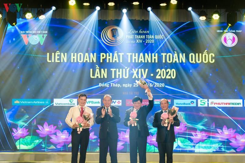 Phó Thủ tướng thường trực Chính phủ Trương Hòa Bình tặng hoa các thành viên Hội đồng Chung khảo LHPT toàn quốc lần thứ XIV.
