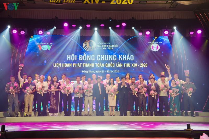 Tổng Giám đốc Đài TNVN Nguyễn Thế Kỷ và Bí thư Tỉnh ủy Đồng Tháp Lê Minh Hoan tặng hoa các thành viên Ban Giám khảo LHPT toàn quốc.