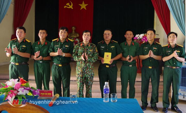 Lãnh đạo Bộ Chỉ huy quân sự tỉnh tặng quà động viên chiến sỹ tham gia nhiệm vụ chữa cháy rừng.
