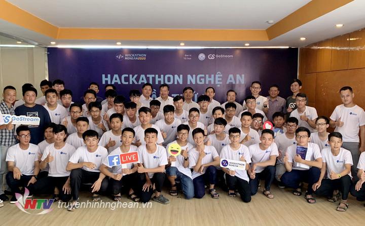 Các nhóm thí sinh chụp ảnh lưu niệm cùng BTC.