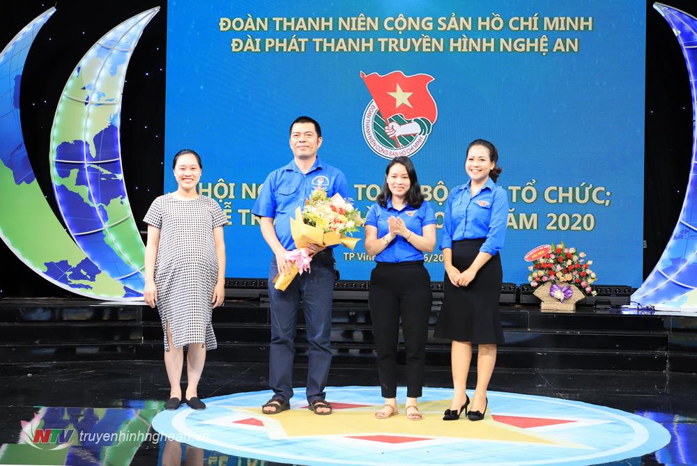 Tặng hoa BCH Đoàn nhiệm kỳ 2018 - 2020.