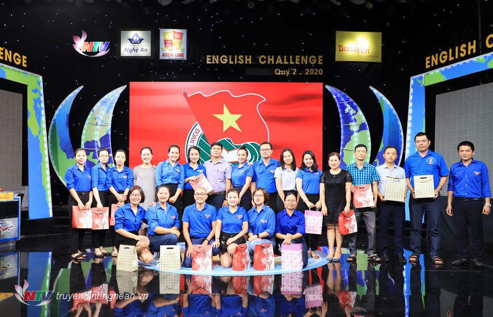 Tặng quà cho các đoàn viên trưởng thành.