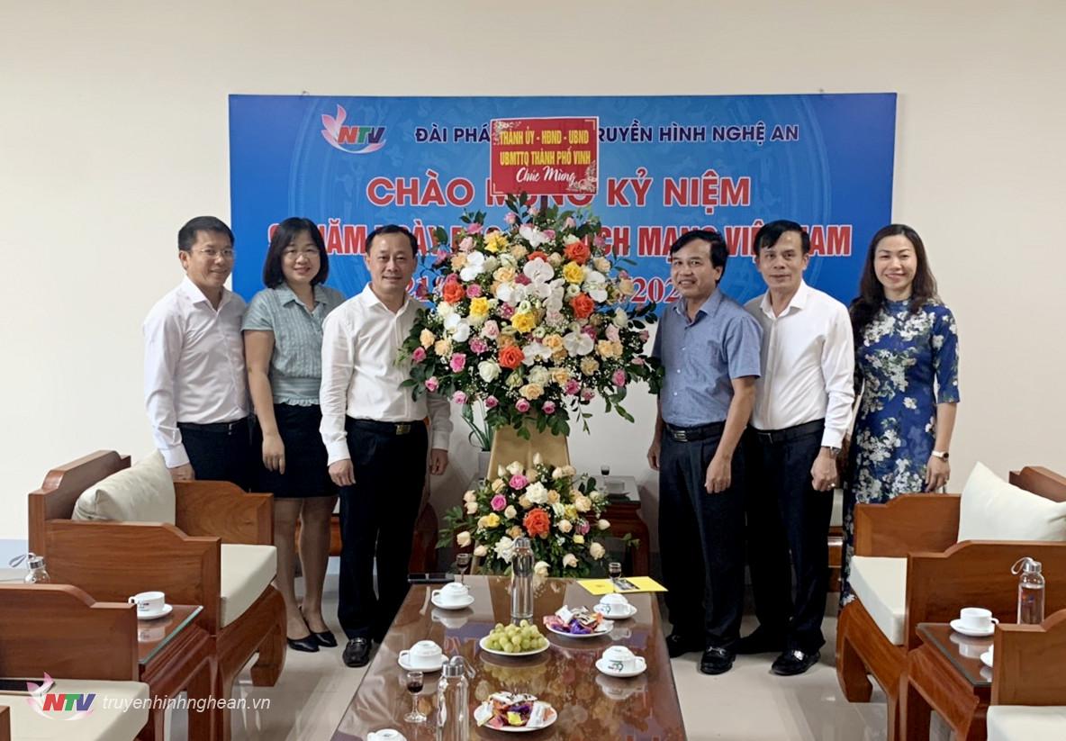 Huyện ủy - HĐND - UBND - UBMTTQ TP Vinh tặng hoa chúc mừng Đài PTTH PG88 go Bắn cá.