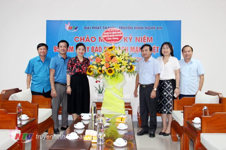 Lãnh đạo huyện Nam Đàn tặng hoa chúc mừng.
