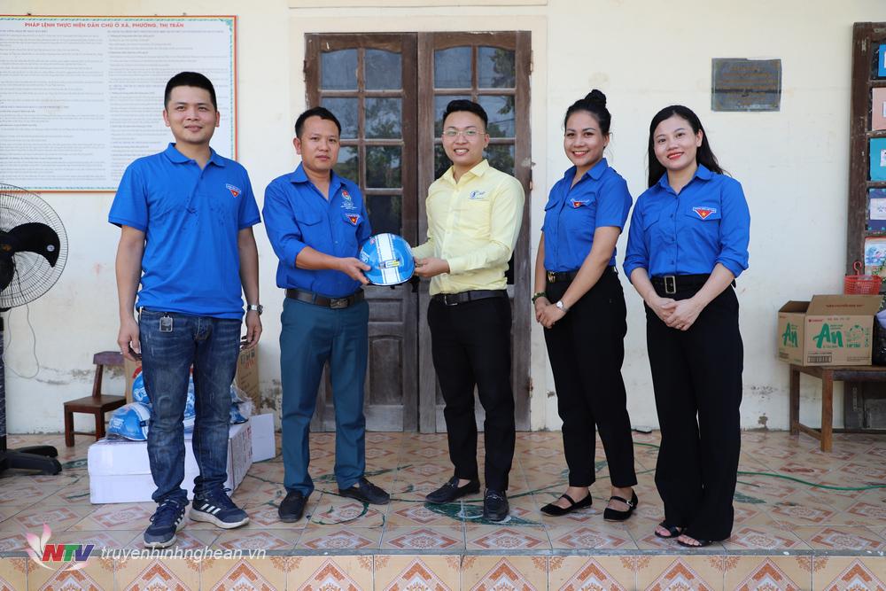 Tặng mũ bảo hiểm cho Đoàn thanh niên xóm 7, xã Quỳnh Thanh, huyện Quỳnh Lưu.
