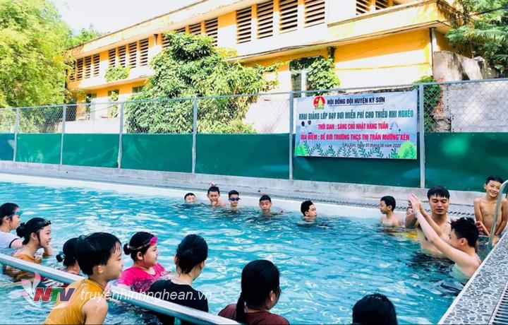 Lớp dạy bơi miễn phí cho trẻ em nghèo đầu tiên ở huyện Kỳ Sơn.