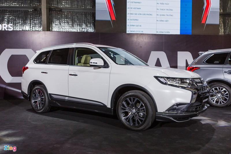 Phiên bản Mitsubishi Outlander 2.4 Premium lắp ráp trong nước đang được ưu đãi 50% phí trước bạ kèm quà tặng.