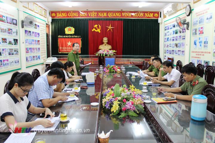 Hội đồng xử lý tiêu hủy hàng hóa huyện họp bàn phương án tiêu hủy số hàng hóa bị tịch thu theo đúng quy định của pháp luật