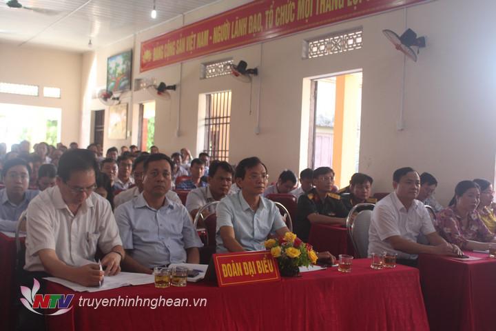 Các đại biểu dự buổi tiếp xúc cử tri.