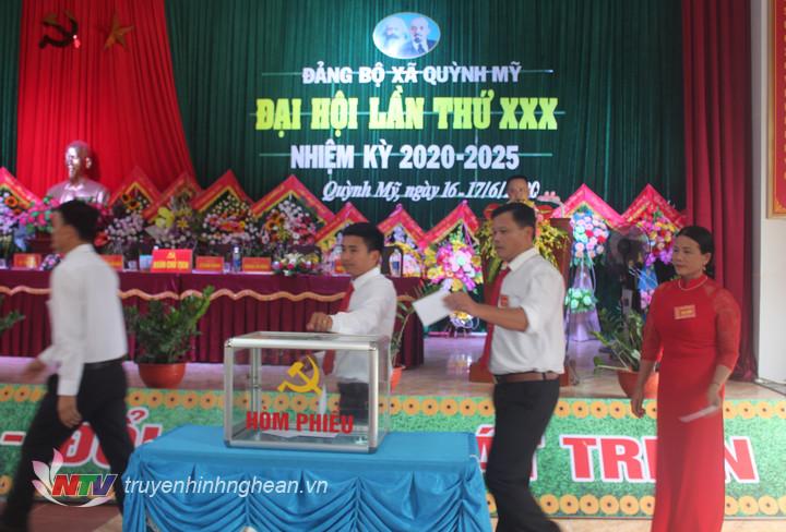 Bỏ phiếu bầu BCH khoá mới.