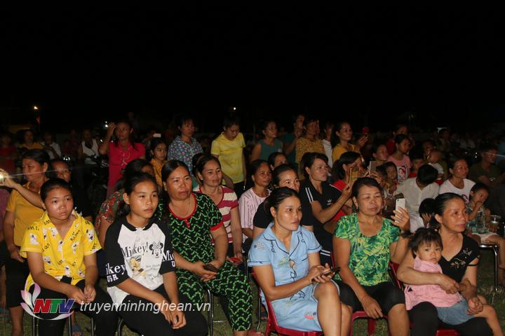 Đông đảo người dân theo dõi chương trình.