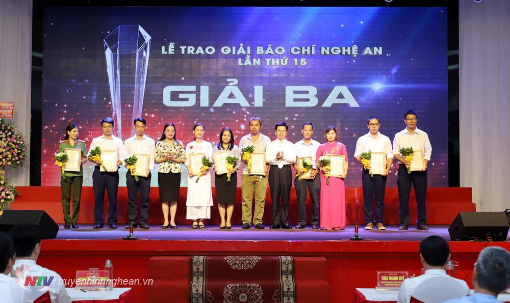 Trao giải Ba cho các tác giả, nhóm tác giả đạt giải.