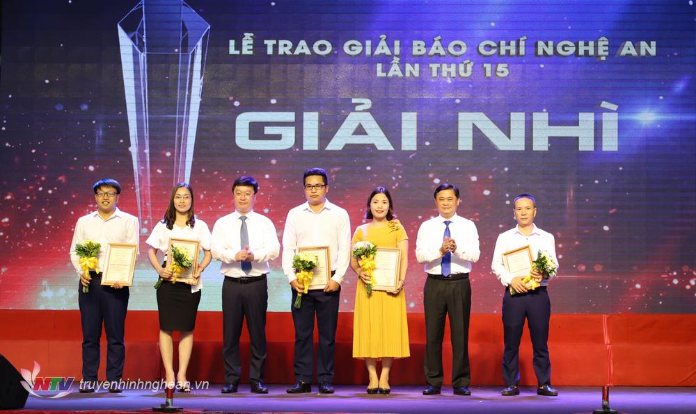 Trao giải Nhì cho các tác giả đạt giải.