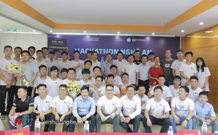 Các đội đạt giải chụp ảnh lưu niệm cùng BTC.